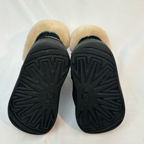 Toddler girl UGG boots size 4/5 - Picture 2 of 4